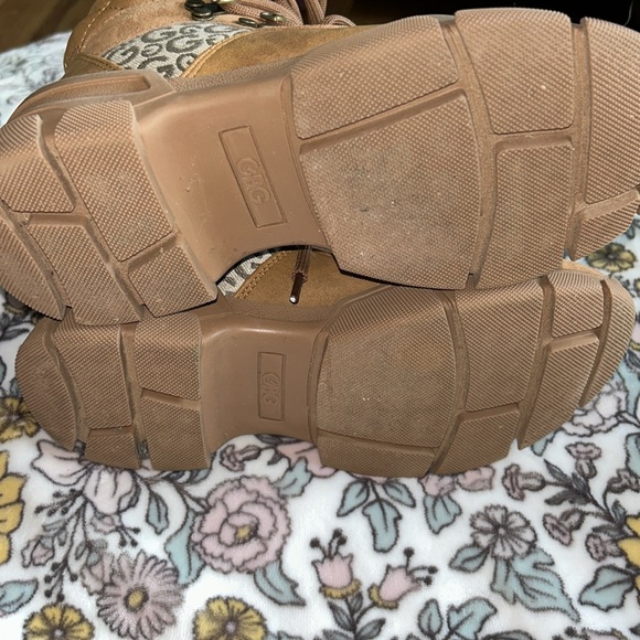 Guess Hiking 🥾 Boots - Picture 3 of 7